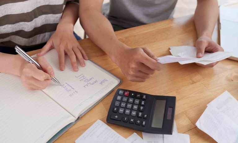 Biblical Principles for Managing Family Finances: A Christian Guide to Stewardship and Contentment